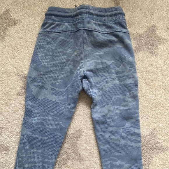 5/$25 Gapfit 3T joggers, slim fit with zippered pockets - Picture 3 of 4